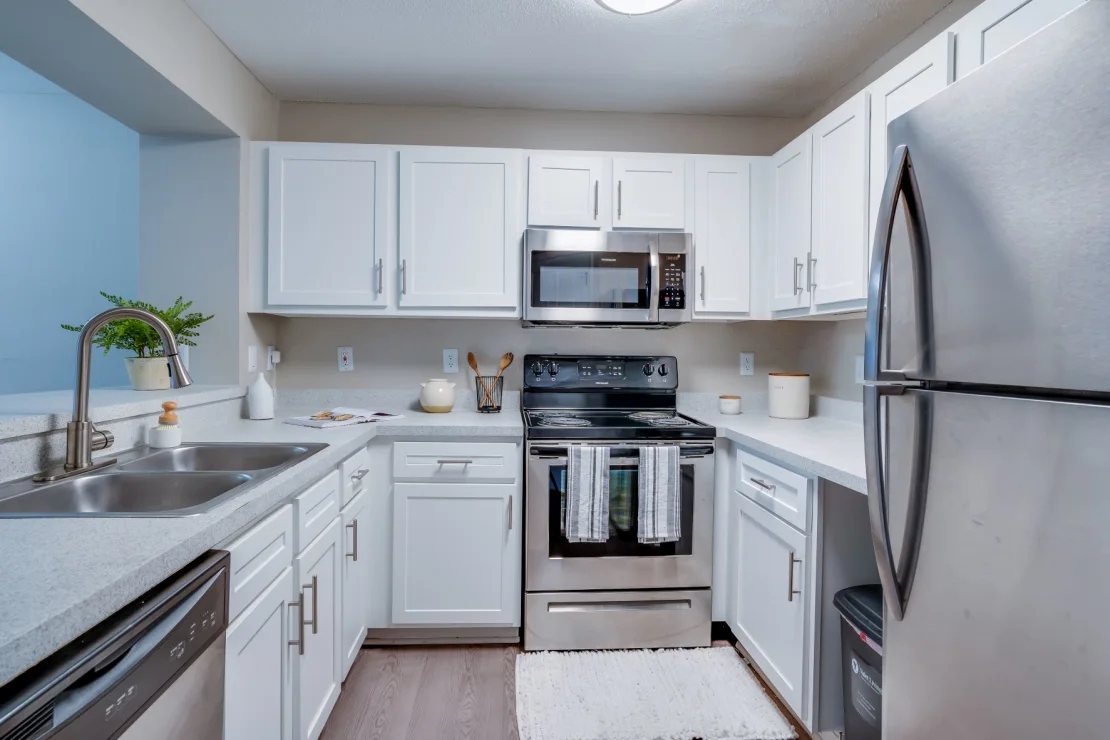 kitchen at The Monroe Apartment Homes, located in Tallahassee, FL