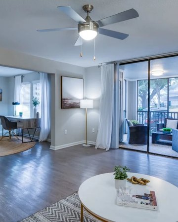 kitchen at The Monroe Apartment Homes, located in Tallahassee, FL